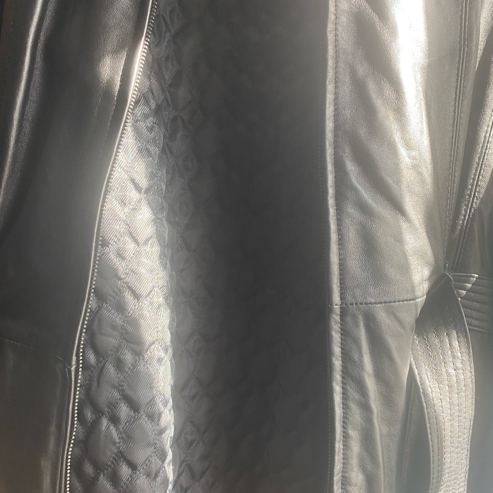 Wilson’s womens leather coat with inner lining. In great condition.